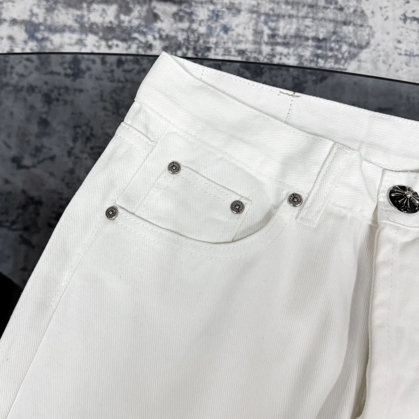 P280 Chrome Hearts/Chrome Hearts 25FW CH top denim large cross leather jeans (white) Chrome Hearts white cow king jeans Chrome Hearts' most popular color pants are made of beaded canvas fabric. Heavy washing makes the upper body of the fabric more textured and the pants are tall and straight! The three-dimensional cutting of the whole trousers is a masterpiece! The hardware is customized by zp. The beaded canvas fabric is thick and soft after being washed. It has good breathability. Customized small leather label. Unique design. The details are in place, simple and elegant, and the workmanship is exquisite. The whole trousers are neatly routed and the details are in place. Look for the correct version. Size: 28 30 32 34 (corresponding to s-xl) Detailed size can be found in Figure 9
